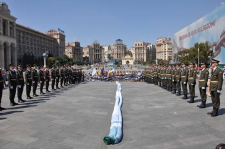 На Майдане развернули флаг чеченских террористов