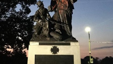 Американские майданщики: Протестующие против насилия осквернили монумент в Атланте — один протестующий упал и получил травмы