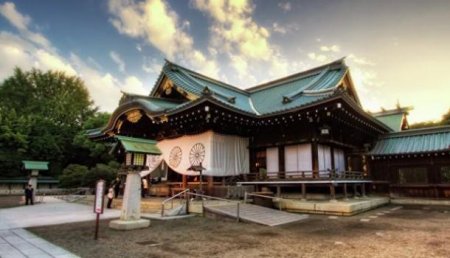 Абэ извинился за то, что не смог лично посетить «милитаристский» храм Ясукуни