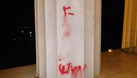 Война памятников в США: Вандалы исписали красной краской колонну мемориала Линкольну