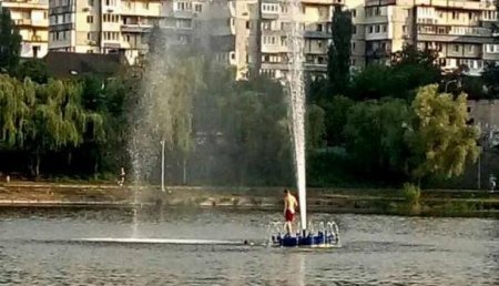 Для освежающей бодрости: в Киеве жители купаются в фонтане, который находится под напряжением
