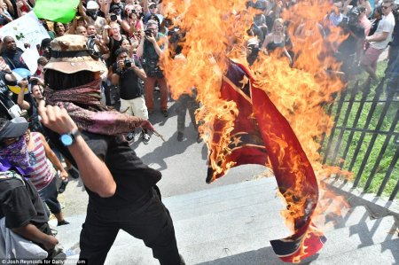 Сожжение флага США и призывы убивать: масштабные столкновения марша «Против ненависти» с митингом «За свободу слова» (ФОТО, ВИДЕО)