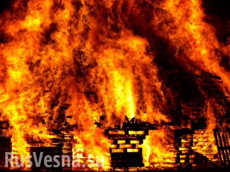ВСУ ведут огонь по пригороду Донецка, горят дома