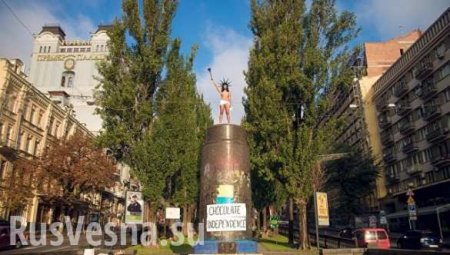 В Киеве голая «активистка» Femen кидалась конфетами Roshen с постамента памятника Ленину (ФОТО, ВИДЕО 18+)