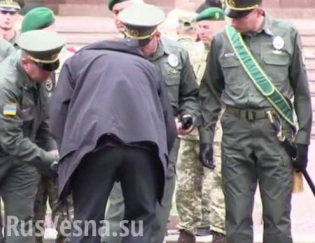 Порошенко унизил своих военных перед парадом ко «Дню независимости» (ВИДЕО)