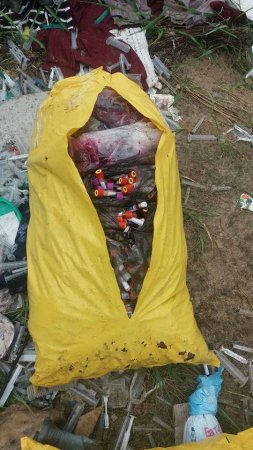 Лечить по-новому: Под Киевом нашли мешки с окровавленными контейнерами, шприцами и органами