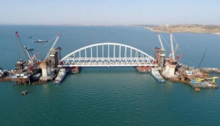 В Крыму начался подъём арки на фарватерные опоры