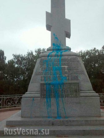 В Полтаве осквернили памятник Петру I и крест на братской могиле (ФОТО)