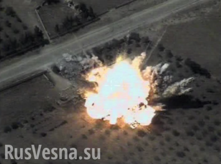 ВАЖНО: Минобороны РФ обнародовало кадры уничтожения большой колонны ИГИЛ в районе Дейр-эз-Зора (ВИДЕО)