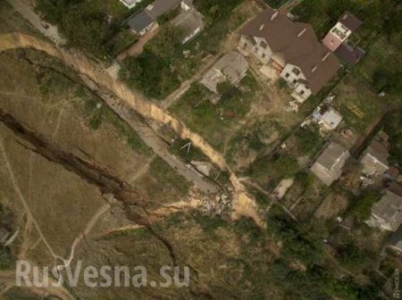 Масштабный оползень под Одессой за несколько часов уничтожил улицу (ФОТО, ВИДЕО)