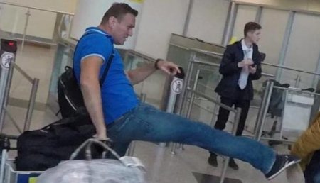 Навального забросали сардельками в аэропорту Домодедово
