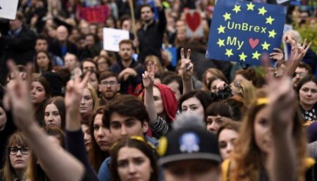 В центре Лондона прошёл многотысячный марш протеста против Brexit