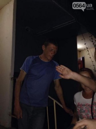 На Украине разгорается скандал из-за пьяниц, справивших нужду на государственный флаг Украины