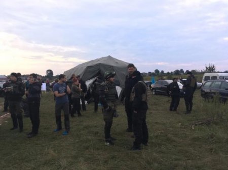 Сторонники Саакашвили разбили палаточный городок на границе с Польшей. К ним выдвинулась колонна из Львова