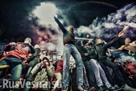 Фанаты «Карпат» заставили футболистов раздеться после позорного поражения (ВИДЕО)