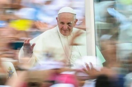 Папа Римский вышел на проповедь в крови и с синяком