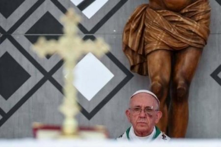 Папа Римский вышел на проповедь в крови и с синяком