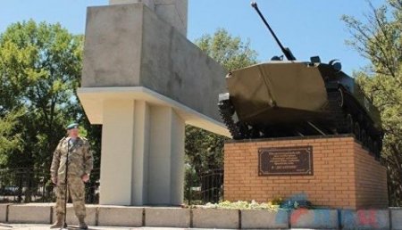 В Луганске подорвали памятник десантникам