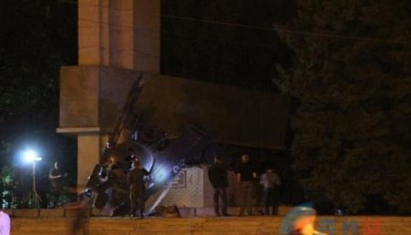 Взрыв в центре Луганска: появились фото уничтоженного памятника
