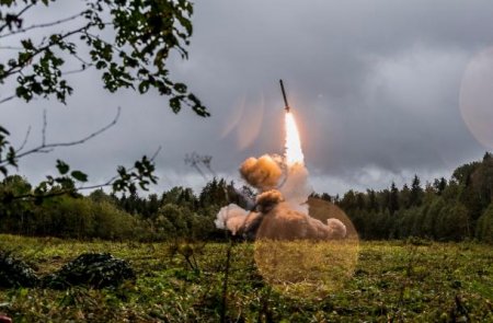 Пуск крылатой ракеты ракетного комплекса «Искандер-К» во время активной фазы учения «Запад-2017»