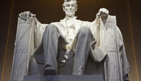 Киргиз нацарапал свое имя на мемориале Линкольна в Вашингтоне