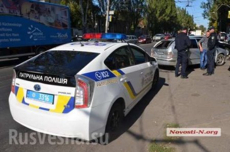 БТР ВСУ протаранил легковой автомобиль в Николаеве (ФОТО)