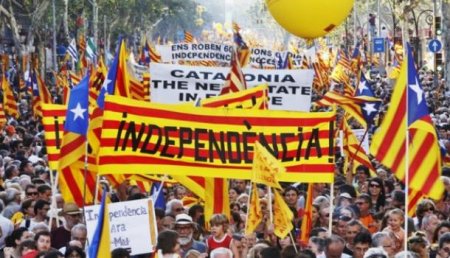 Тысячи каталонцев собрались около участков для голосования о независимости. Половину участков закрыла полиция