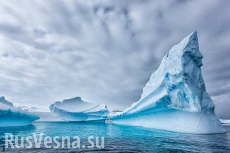 Появились впечатляющие спутниковые снимки гигантского айсберга, отколовшегося в Антарктике (ФОТО)