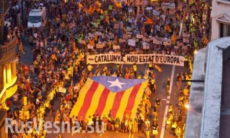 Каталония — не Европа: глава правительства самопровозглашенной Республики во время своего выступления убрал флаги ЕС и Испании (ФОТО)