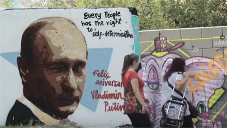 Из Парижа с любовью: в Европе появились граффити ко дню рождения Путина