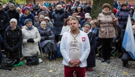 В Польше десятки тысяч католиков молились на границе о спасении государства