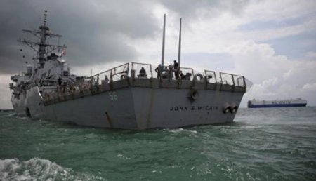 Командование американского эсминца «Джон Маккейн» отстранили после аварии