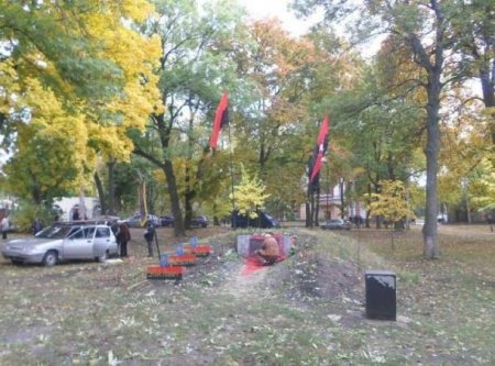 В Харькове «неизвестные вандалы» облили красной краской памятник террористам УПА