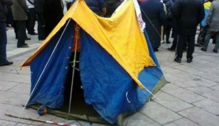 С привычной сноровкой: Митингующие в Киеве расставили палатки у стен Верховной рады
