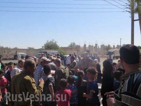Несущие жизнь: «Руси, руси!» — сирийские дети встречают российский военный конвой (ФОТО)