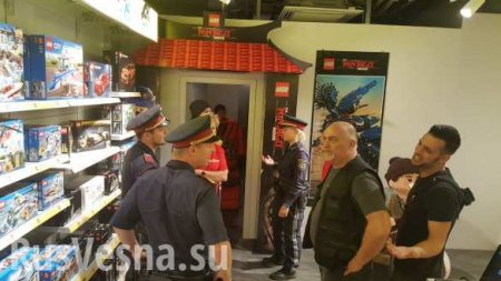Полиция штурмом взяла магазин игрушек из-за девушки в костюме ниндзя (ФОТО)