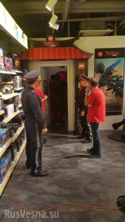 Полиция штурмом взяла магазин игрушек из-за девушки в костюме ниндзя (ФОТО)