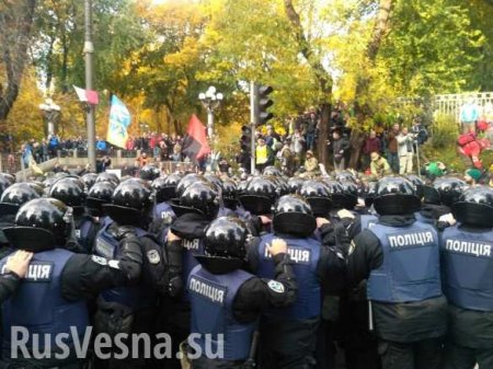 «Что вы там курите? Что вам дают?» — Саакашвили призывает к нападению на полицию, первые столкновения на «МихоМайдане» под Радой (ВИДЕО)