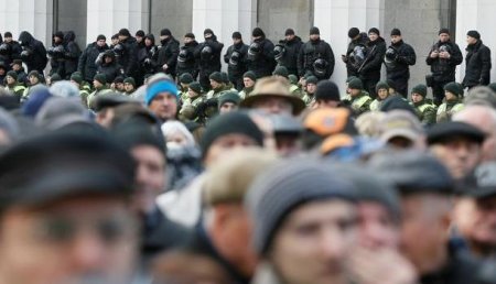 В центре Киева сотни человек протестуют при усиленном оцеплении