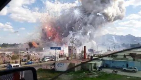 При взрыве на заводе фейерверков в Индонезии погибли 47 человек