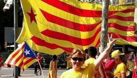 Долой самодержавие: Появилось видео, как в Каталонии спускают флаг Испании