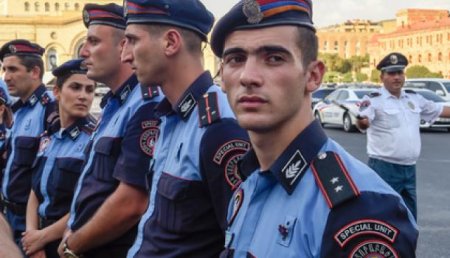 В Армении ведут переговоры с захватившим детсад мужчиной