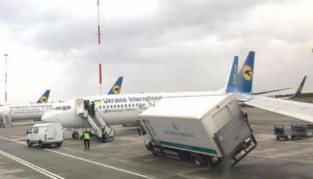 В аэропорту Киева грузовик врезался в самолет