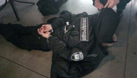 И карманной балалайкой: В СБУ заявили, что поймали в Киеве россиянина в форме Нацполиции с гранатами и коктейлями Молотова
