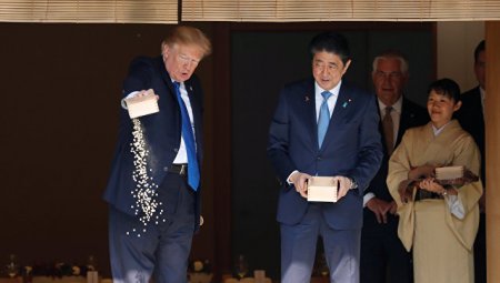 Трамп опозорился во время кормления рыб с премьером Японии (ФОТО, ВИДЕО)