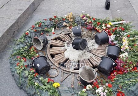 В центре Киева залили цементом Вечный огонь