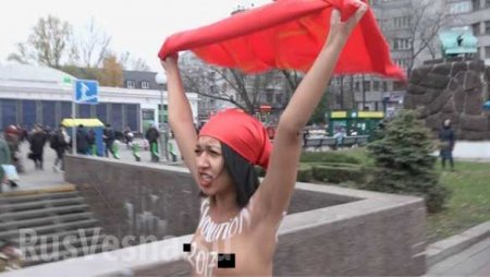 «Раздавим шоколадную гидру»: «активистка» Femen разделась в Киеве (ВИДЕО, ФОТО 18+)