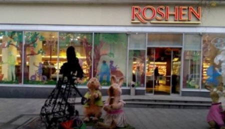 Наверное это что-то значит: Во Львове у магазина Roshen сожгли фигуру зайца