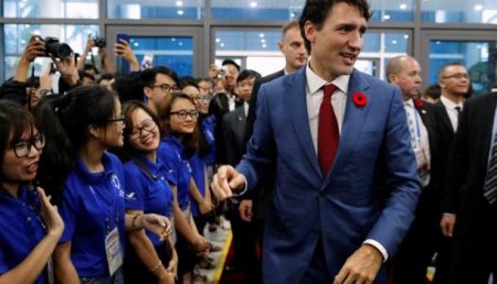 Возбуждённые журналистки и волонтёры чуть не подрались из-за премьера Канады во время АТЭС