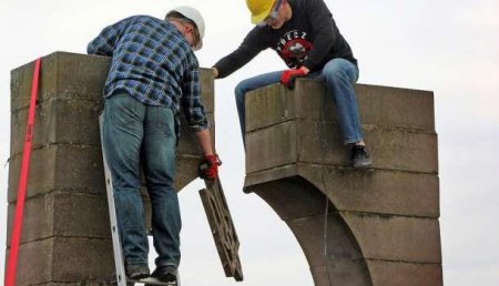 «Чтобы бандеровцы не растащили»: В Польше из развалин памятника УПА сделали дорогу